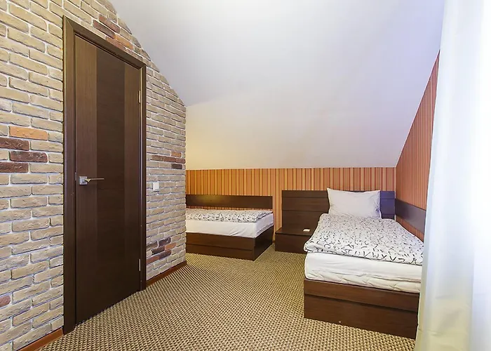 Mini-hotel La Menska 酒店 3*